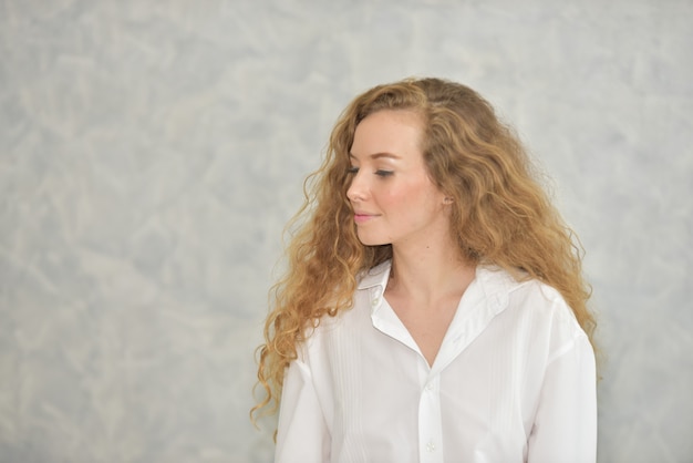 Portrait de la belle jeune femme