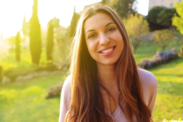 Portrait d'une belle jeune femme