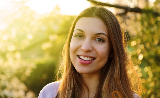 Portrait d'une belle jeune femme