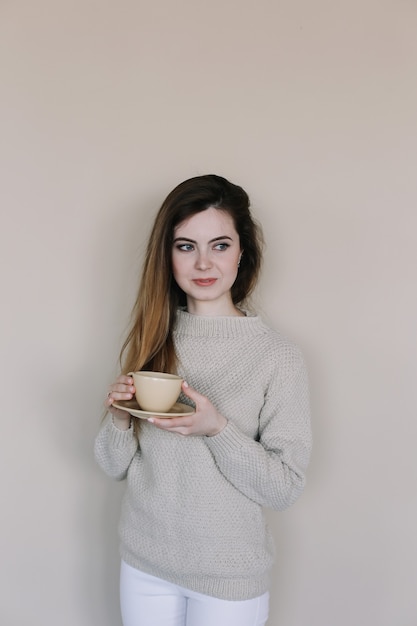 Portrait d'une belle jeune fille buvant du café