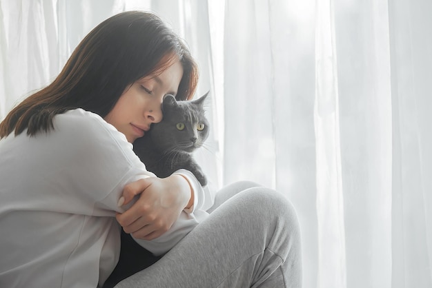 portrait d'une belle jeune fille avec un chat