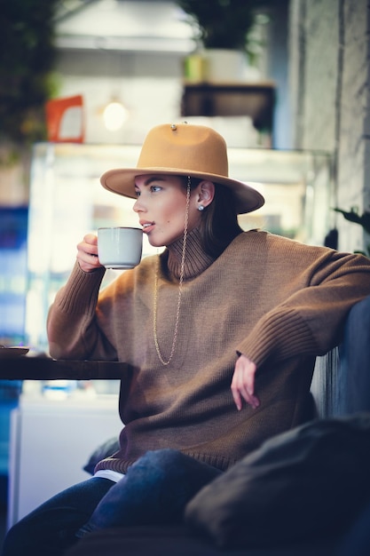 Portrait d'une belle jeune fille dans un café