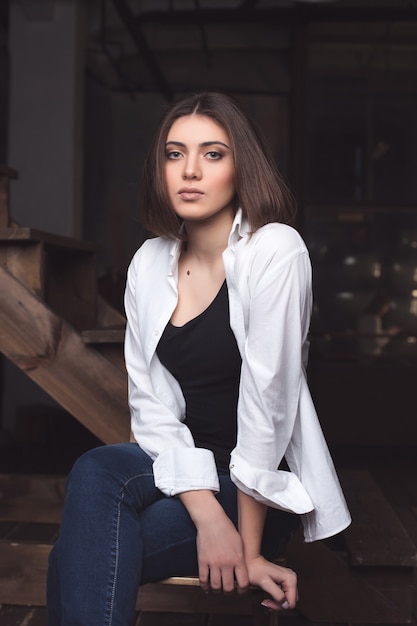 Portrait d'une belle jeune fille dans la chambre