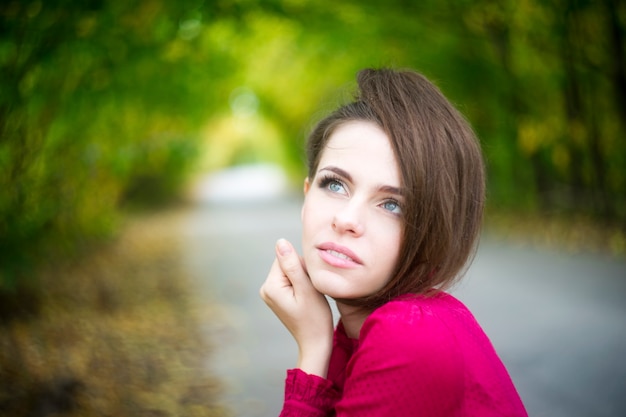 Portrait de belle jeune fille dans la nature