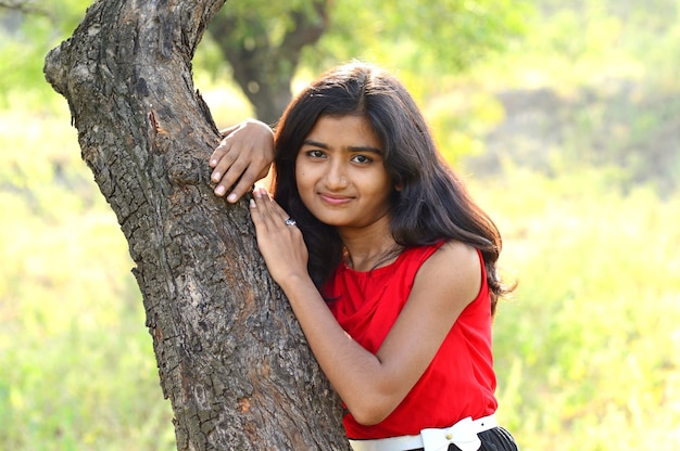 Portrait de la belle jeune fille dans le parc posant.