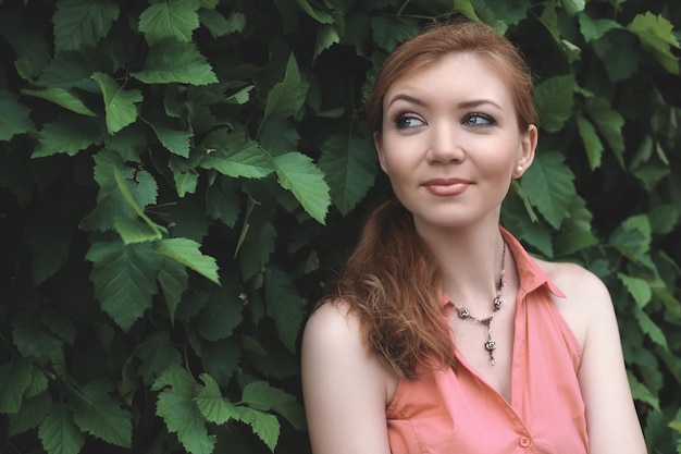 Portrait d'une belle jeune fille dans le parc