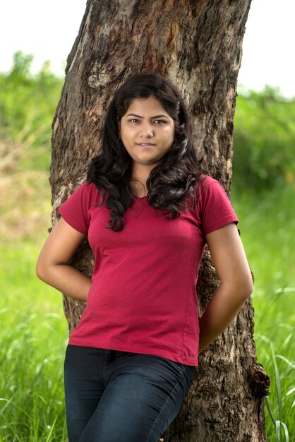 Portrait de la belle jeune fille à l'extérieur dans le parc.