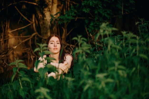 Portrait d'une belle jeune fille sur fond de verdure et d'arbres