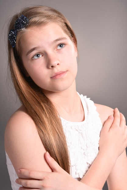 Portrait de belle jeune fille qui pose en studio