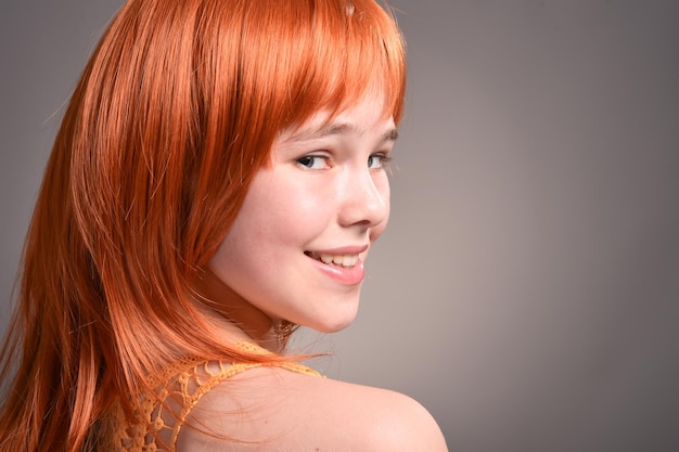 Portrait de belle jeune fille qui pose en studio