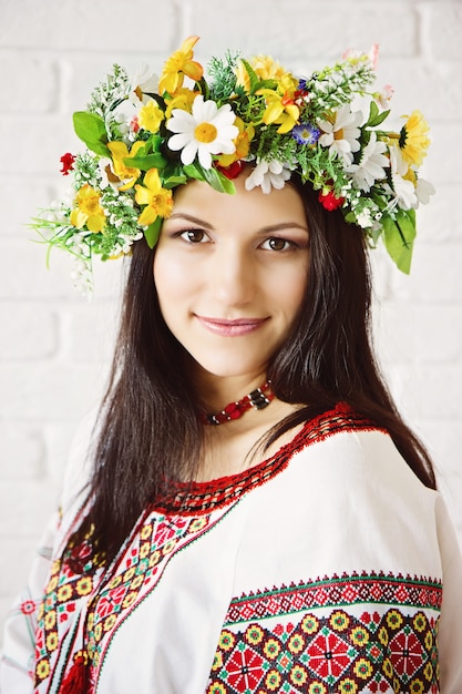 Portrait d'une belle jeune fille en robe ukrainienne