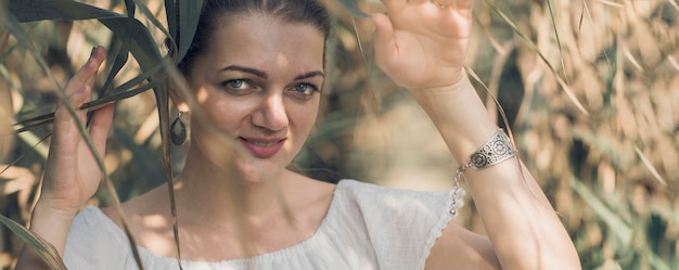 Portrait d'une belle jeune fille en roseaux dans un style rétro dans une robe légère