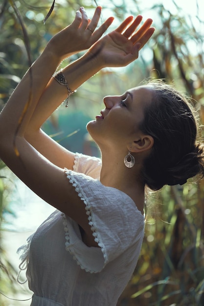 Portrait d'une belle jeune fille en roseaux dans un style rétro dans une robe légère