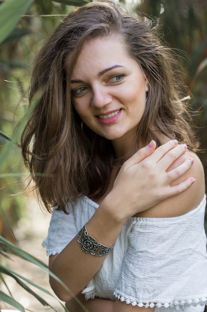 Portrait d'une belle jeune fille en roseaux de style rétro dans une robe légère.