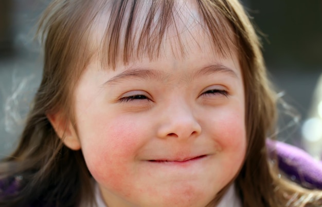 Portrait d'une belle jeune fille souriante dans le parc