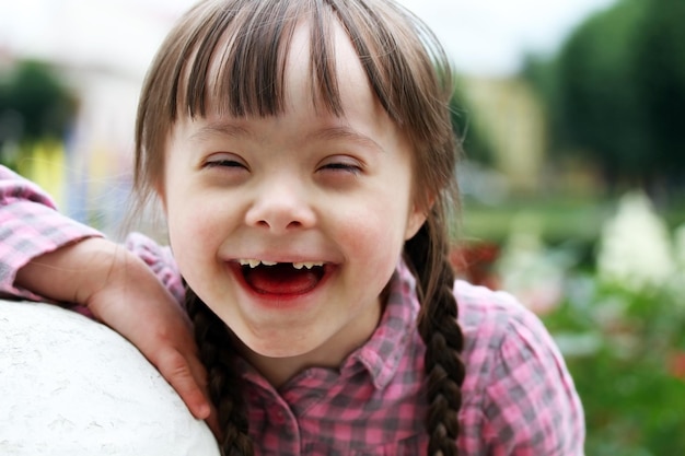 Portrait de belle jeune fille souriante