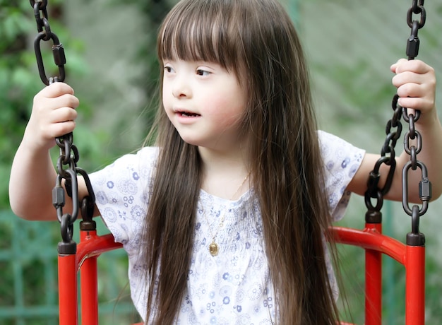 Portrait de belle jeune fille sur le terrain de jeu.