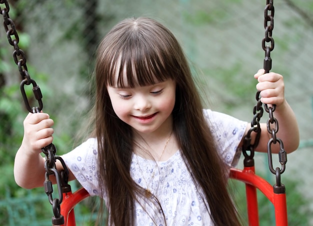 Portrait de belle jeune fille sur le terrain de jeu.