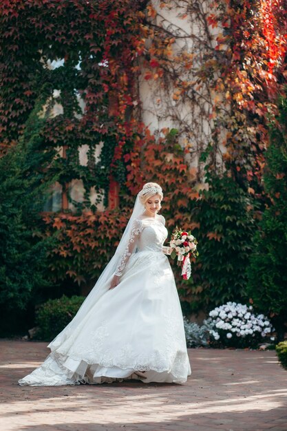 Portrait d'une belle jeune mariée avec un bouquet