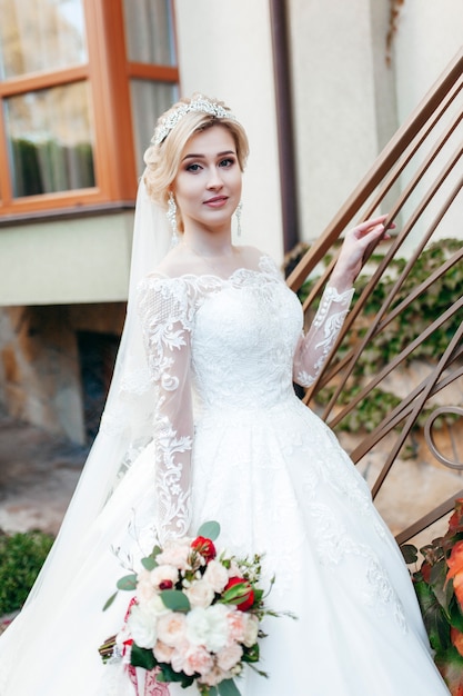 Portrait d'une belle jeune mariée avec un bouquet