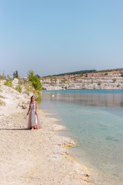 portrait d'une belle jeune mariée sur le fond d'un beau lac