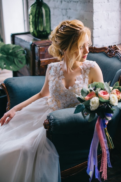 Photo portrait d'une belle jeune mariée à l'intérieur