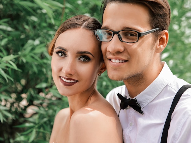 Portrait d'une belle jeune mariée et le marié