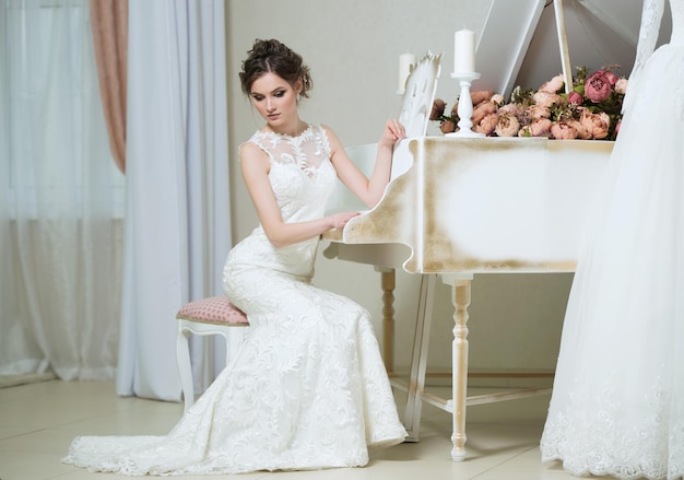 Portrait de belle jeune mariée avec robe de coiffure de maquillage de mariage