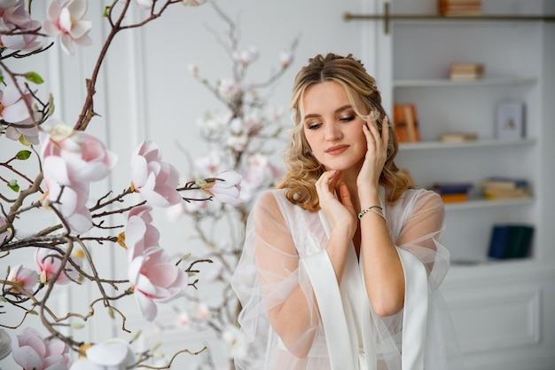 portrait d'une belle jeune mariée en robe de mariée blanche dans un intérieur chic