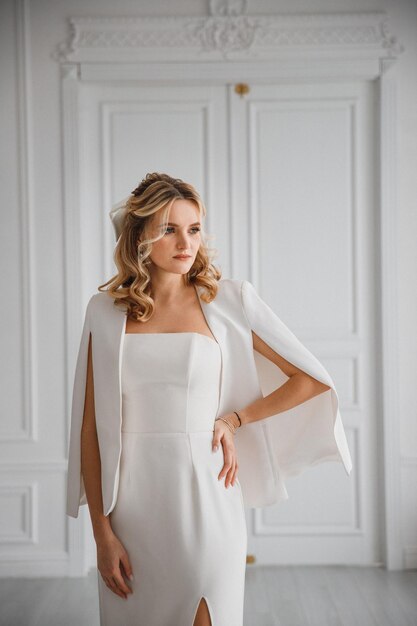 portrait d'une belle jeune mariée en robe de mariée blanche dans un intérieur chic