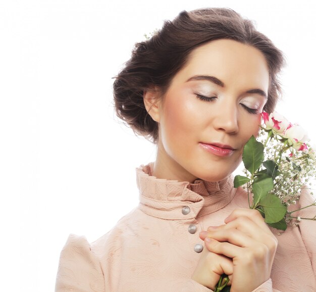 Portrait de la belle jeune mariée en robe rose