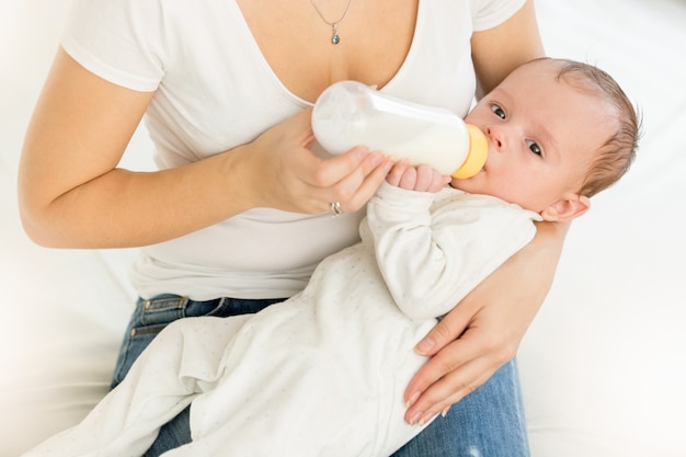 Portrait de belle jeune mère avec son enfant