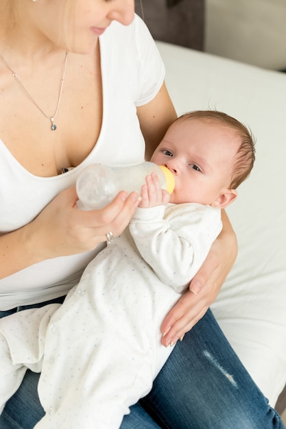 Portrait de belle jeune mère avec son enfant