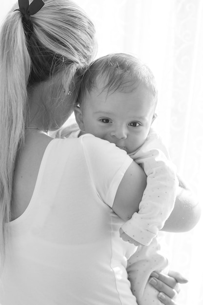 Portrait de belle jeune mère avec son enfant