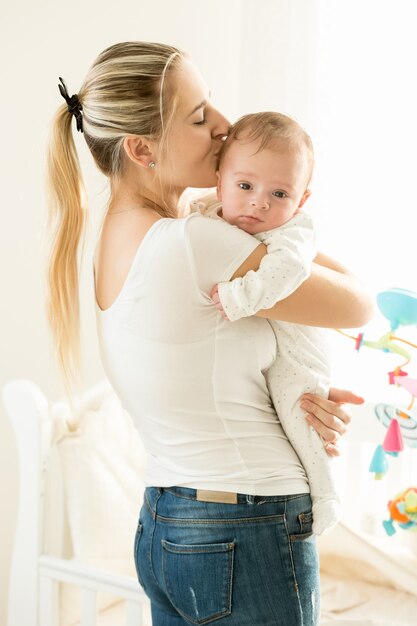 Portrait de belle jeune mère avec son enfant