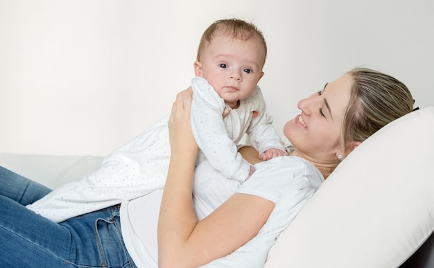 Portrait de belle jeune mère avec son enfant