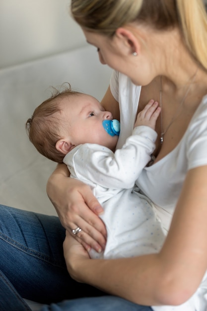 Portrait de belle jeune mère avec son enfant