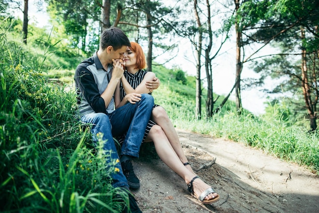 Portrait de la belle jeune paire dans un parc