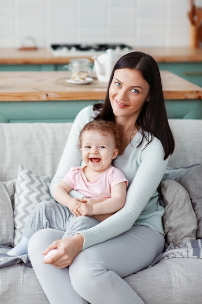 Portrait d'une belle maman et d'un bébé heureux