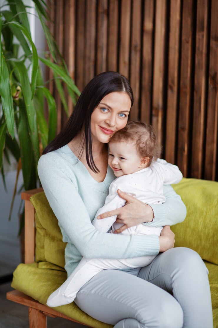 Photo portrait d'une belle maman heureuse et petit bébé