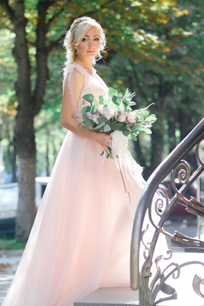 Portrait De La Belle Mariée Avec Bouquet De Fleurs Dans La Nature. Photographie D'art.