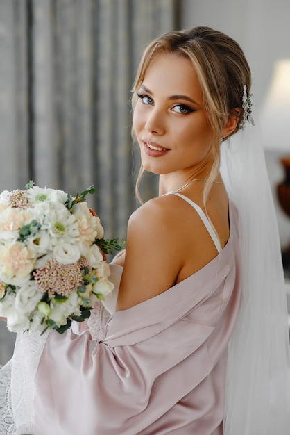 portrait de belle mariée avec bouquet de fleurs