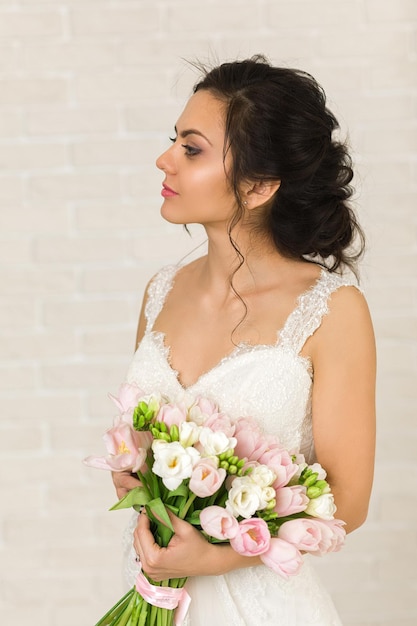 Portrait de la belle mariée avec bouquet de mariée