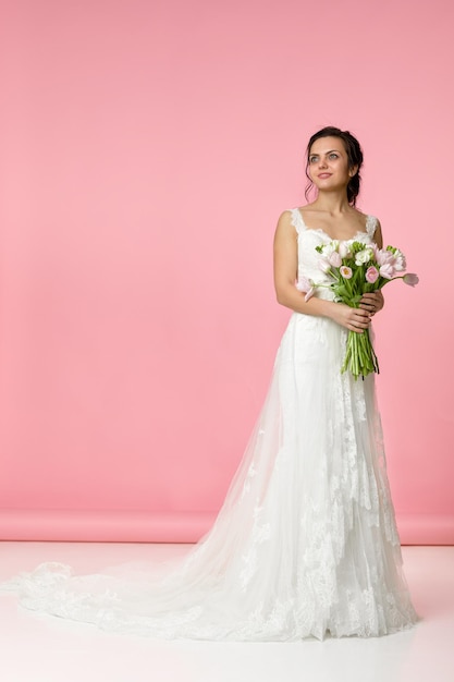 Portrait de la belle mariée avec bouquet de mariée