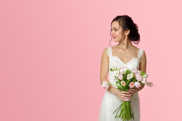 Portrait de la belle mariée avec bouquet de mariée