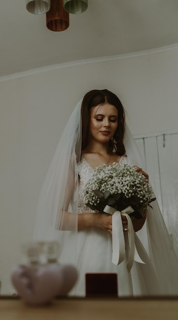 Portrait d'une belle mariée caucasienne avec un bouquet de boutonnières