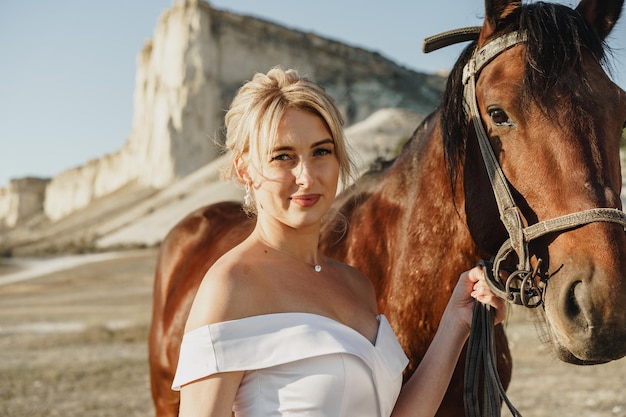 Portrait d'une belle mariée à cheval