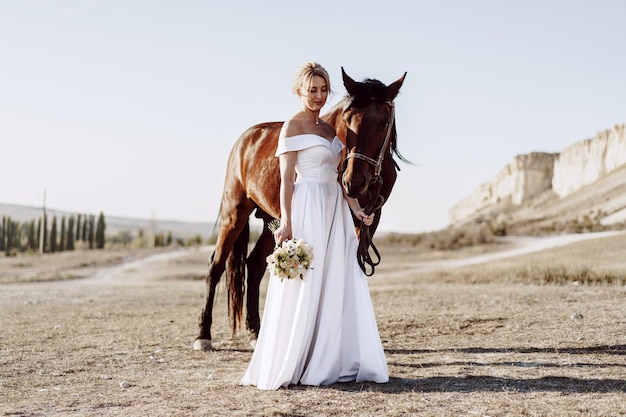 Portrait d'une belle mariée à cheval