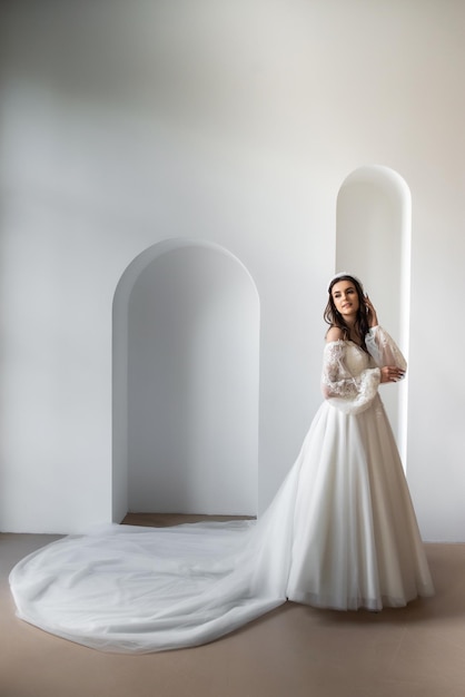 portrait de belle mariée avec coiffure et maquillage de mode