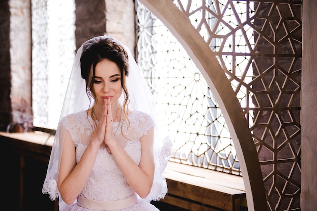 Portrait d&#39;une belle mariée dans un intérieur élégant